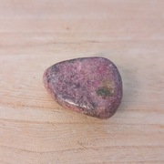 Śliczny malutki kamień naturalny rodonit 19,7 g