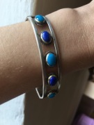 Srebrna bransoleta z kamieniami lapis lazuli, waga 26,4 g.