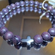 Bransoletka męska  z drewna różanego fioletowego z krzyżem z Hematytu 