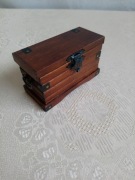 Drewniana miniaturka skrzyni z okuciami skala 1:12 - Dollhouse