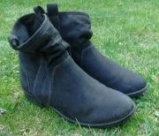Botki zamszowe r.37, damskie lekkie czarne, niska cena.