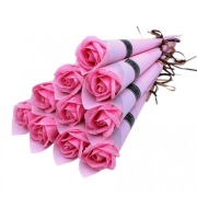 Pojedyncza zapachowa róża mydlana w ozdobnym papierze z kokardą BUK12R