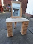 Narożna toaletka sosnowa z lustrem