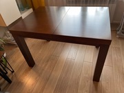 Solidny stół w kolorze ciemnego orzecha