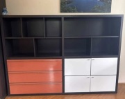 Regał do salonu lub młodzieżowego pokoju