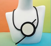 Naszyjnik wisior kolia futurystyczna silikonowa czarna z kołem ecru