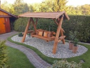 Huśtawka ogrodowa z bali drewnianych 