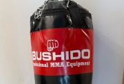 Worek bokserski Bushido (130cm, 30kg) z uchwytem mocującym do ściany