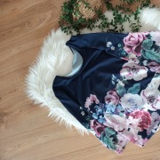 elegancka bluzka granatowa w kwiaty na komunie damska z rekawem wzory