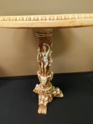 Stolik w stylu orientalnym alabaster