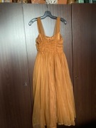 Sukienka ze zwiewnym dołem