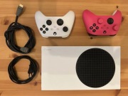Xbox Series S konsola + 2 pady bezprzewodowe + kabel HDMI i zasilający