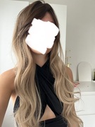 Peruka blond brąz falowana z grzywką jak naturalna