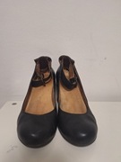 Czarne skórzane czółenka z paskiem na kostce – klasyczne i wygodne