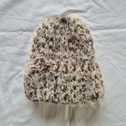 Włochata czapka na zimę