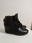 Carinii Sneakersy B4096 Czarny skórzane