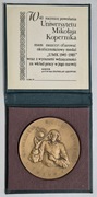 40 lat Uniwersytetu Mikołaja Kopernika z nadaniem w pudełku - J. Bebarska