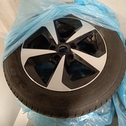 Nissan Juke Oryginalne felgi aluminiowe R16 z czujnikami i zimowymi oponami