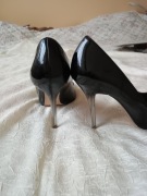 Szpilki ZARA w rozmiarze 39, lakierki czarna.