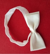 Muszka chłopięca biała