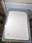 Śliczny Polarowy Kocyk Dzieciecy z Haftowaną Złotą Gwiazdką 90x70 