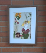 Obraz z suszonych kwiatów. Delikatna kobieta w żółtym kapeluszu.Handmade