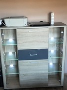 Komoda z przeszkleniem podświetlena