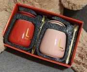 Zestaw prezentowy z 2 ceramicznych kubków + łyżeczki.