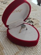 Pierścionek z białego złota z topazem i brylantami