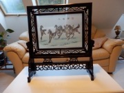 Witraż przedstawiający konie w galopie.