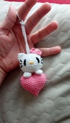 Hello Kitty z serduszkiem, brelok wykonany na szydełku 