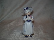 FIGURKA PORCELANOWA - PANNA Z KWIATEM - EM - 14 cm