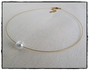 Naszyjnik choker HANDMADE na złoconej lince stalowej z perłą seashell