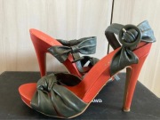 Sandały na obcasie z kokardą zielono-czerwone Monnari 39