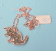 Kot w żywicy złoty naszyjnik – zawieszka kotek, biżuteria z suszem, prezent