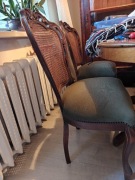 Drewniane krzesła z antykwariatu bardzo wygodne