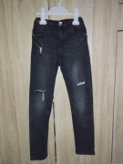 Jeansy elastyczne z przetarciami r. 128