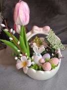 Piękny stroik wielkanocny z kwiatów mydlanych w ceramicznym koszyczku 