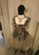 Manekin z czarną sukienką 