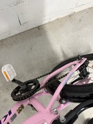 Rower Kross Mini 3.0 w kolorze różowym z kołami 16 cali.