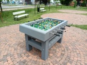 Stół betonowy do gry w piłkarzyki na zewnątrz