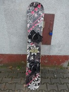Snowboard STUFF model Flower dł.153 cm z wiązaniem FLOW
