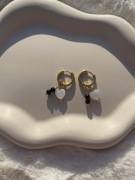 Kolczyki delikatne złote kółeczka czarny turmalin masa perłowa