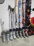 Narty z butami i kaskami 