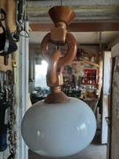 Lampa zawieszaną z drewniana podstawa