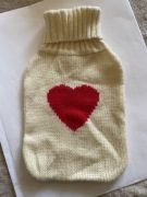 Pokrowiec beżowy na mały termofor dzianinowy z serduszkiem