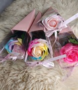 Dzień kobiet. Piękne duże mydlane róże pakowane pojedynczo w pudełeczka 