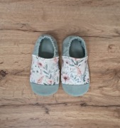 Kapcie dziecięce typu barefoot, wzór KWIATKI z szałwiowym