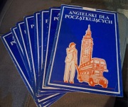 8 oryginalnie zafoliowanych kaset  i 8 zeszytów do nauki j. angielskiego