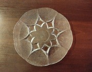 Szklany talerz dekoracyjny – tłoczony wzór kwiatowy PRL